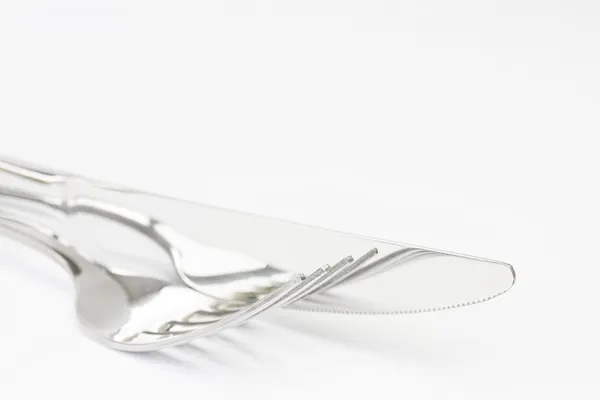 Cierre el cuchillo y tenedor en blanco — Foto de Stock