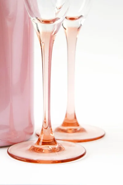 Różowy butelka szampana z dwóch różowa łodyga okulary — Zdjęcie stockowe