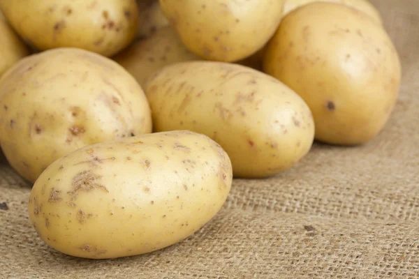 Pile of potatoes on hessian sack — Stock Photo, Image