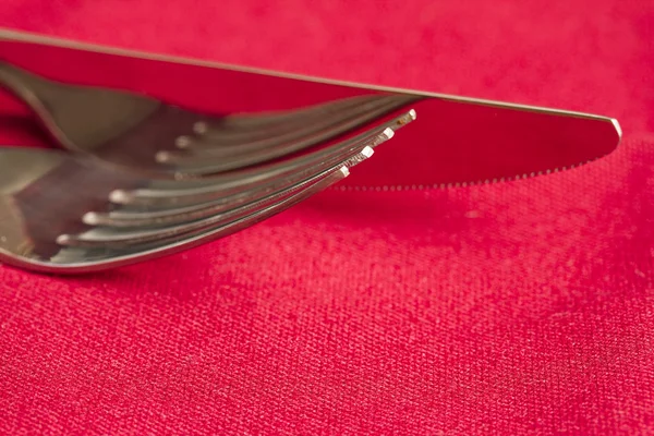 Faca e garfo em guardanapo vermelho — Fotografia de Stock