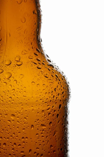 Krople wody na schłodzone piwo przezroczysty brązowy butelka — Zdjęcie stockowe