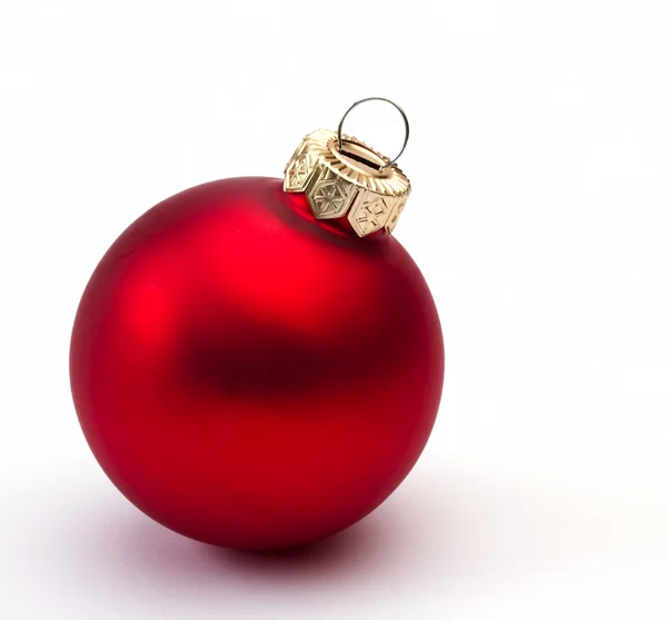 Bauble rosso di Natale su sfondo bianco — Foto Stock