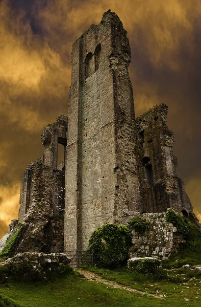 Corfe kasteelruïne in avond met donkere stormachtige avondrood Rechtenvrije Stockafbeeldingen