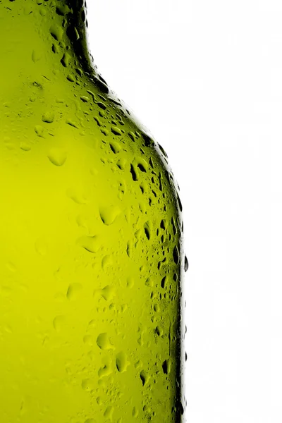 Waterdruppels op gekoeld transparante groene wijnfles Stockfoto