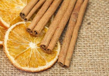 tarçın ile kurutulmuş portakal kendir üzerine yapışır.