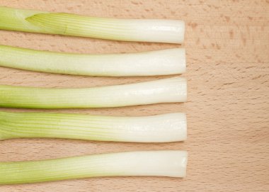 ahşap kesme blok üzerinde taze soğan