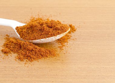 plastik kaşık ahşap tezgah üzerinde kurutulmuş kırmızı biber dolu