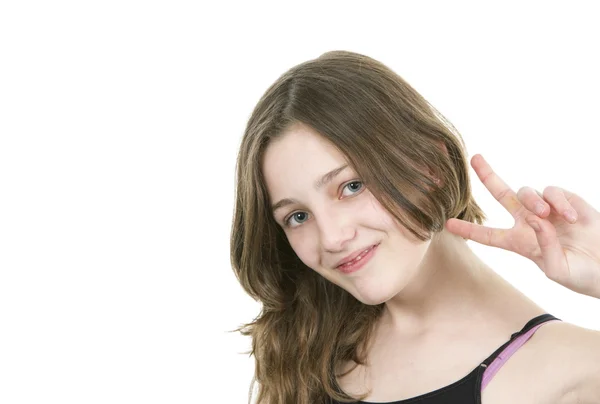 Chica joven haciendo un signo v — Foto de Stock