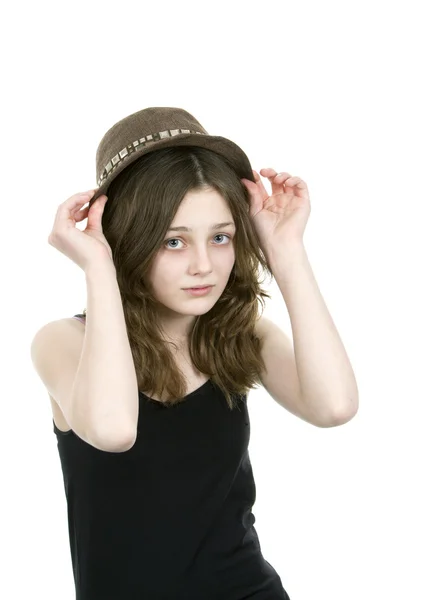 Junges Mädchen setzt einen Hut auf — Stockfoto
