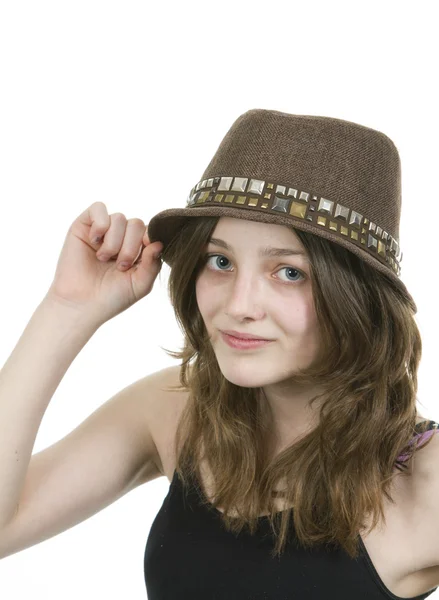 Menina jovem usando um chapéu marrom — Fotografia de Stock