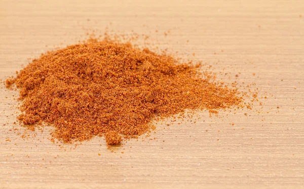 Pile de paprika séché sur plan de travail en bois — Photo