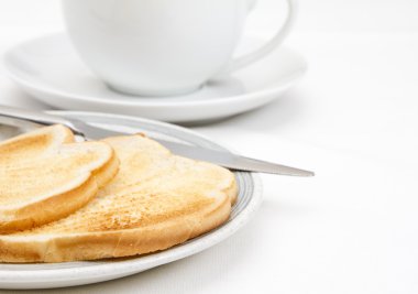 iki dilim tost ile bardak ve tabak