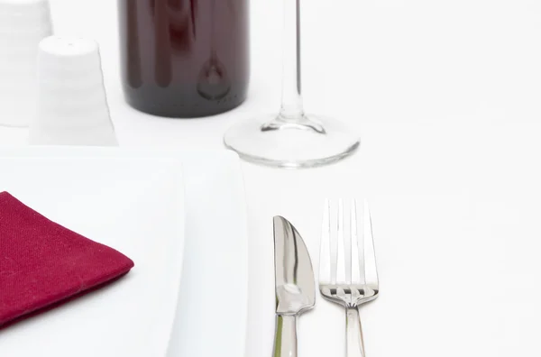 Colocación con platos blancos y vino tinto —  Fotos de Stock