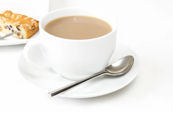 Taza de té con una rebanada de pastel de frutas —  Fotos de Stock