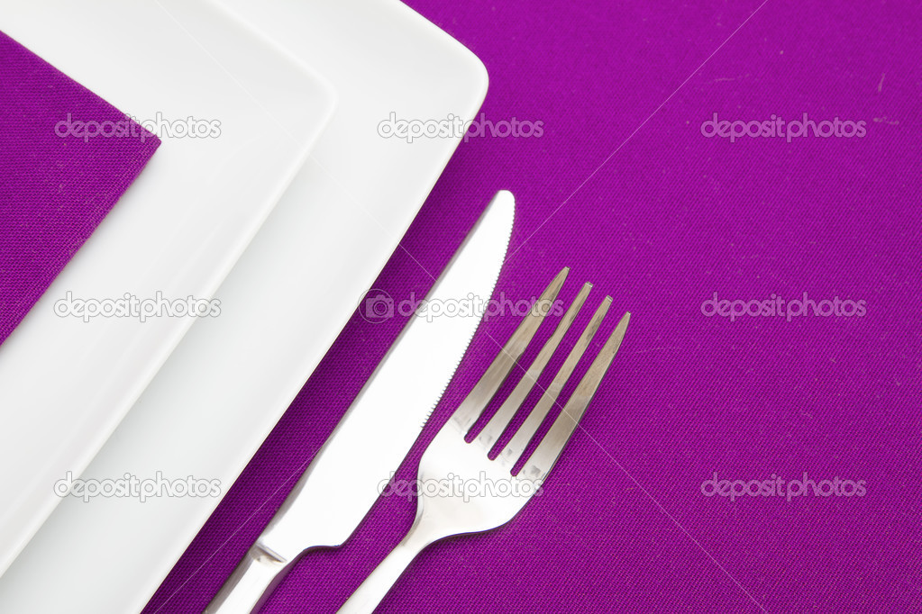 Mauve tablecloth with white square plates