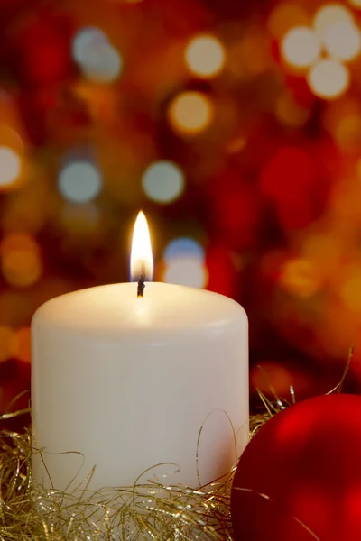 Crème kaars met gouden klatergoud, bauble en wazig lichte achtergrond — Stockfoto