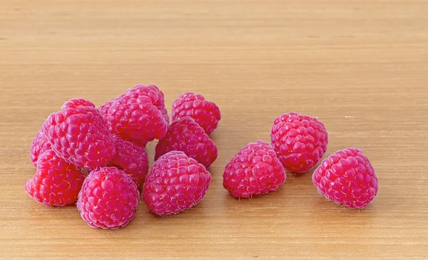 木桌上的红色成熟莓 — 图库照片