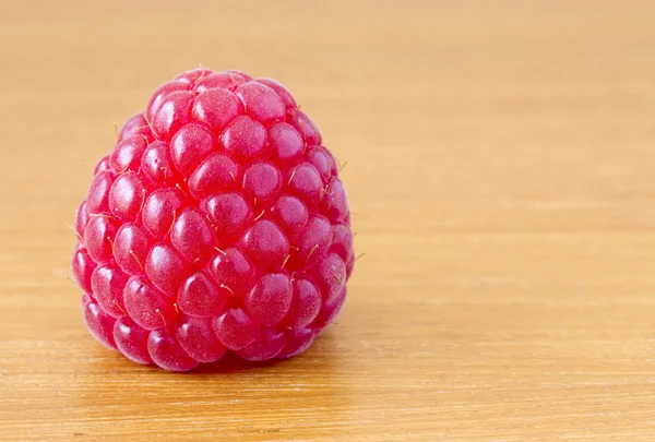 Frambuesa roja madura sobre mesa de madera —  Fotos de Stock