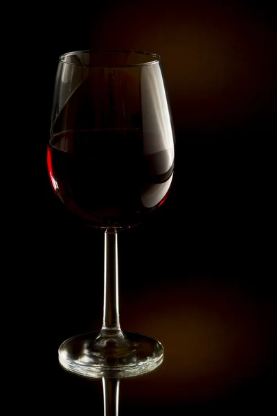 Low key image of red wine in a glass — Stock Photo, Image