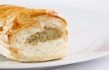 Beyaz bir plaka üzerinde rulo sosis