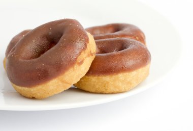 Çikolatalı donuts beyaz bir plaka üzerinde