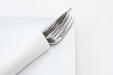 yer, bıçak ve çatal beyaz peçeteye