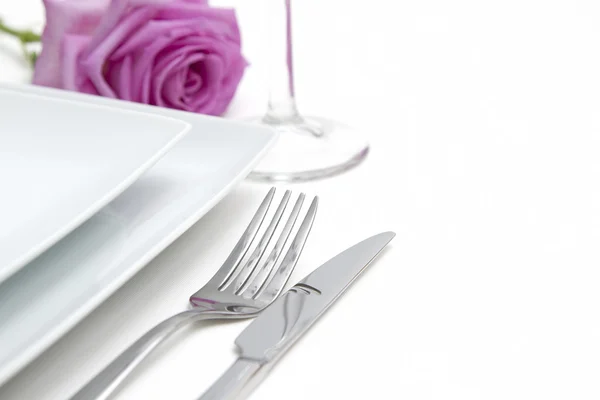 Cena lugar ajuste. Placas de porcelana blanca con tenedor y cuchillo de plata —  Fotos de Stock