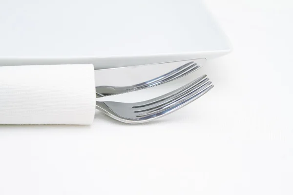 Ajuste del lugar, cuchillo y tenedor con servilleta blanca — Foto de Stock