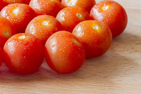 Tomates cerises mûres sur planche à découper en bois — Photo