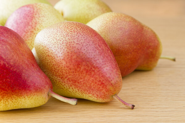 Закрыть изображение форели на деревянном столе
