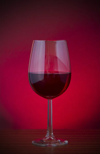 Alacsony kulcs matrica kép egy pohár vörös bor — Stock Fotó