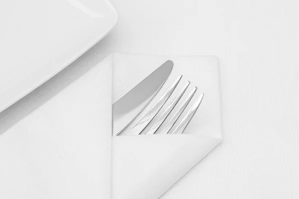 Τοποθετήστε ρύθμιση, λευκή πλάκα με τα μαχαιροπήρουνα και λευκή πετσέτα — Φωτογραφία Αρχείου