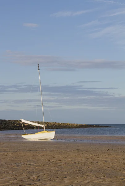 Small dinghy on beach — Stock Photo, Image