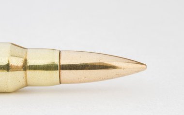 üzerinde beyaz bir tek kurşun