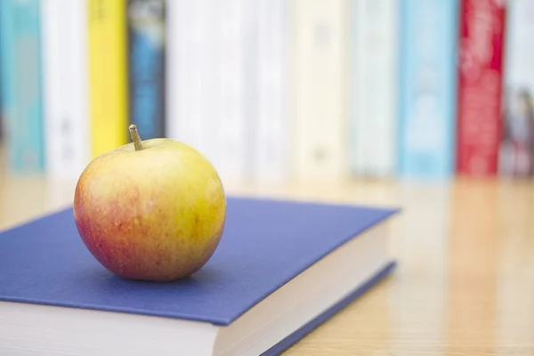 Book with ripe apple — Stock Photo, Image