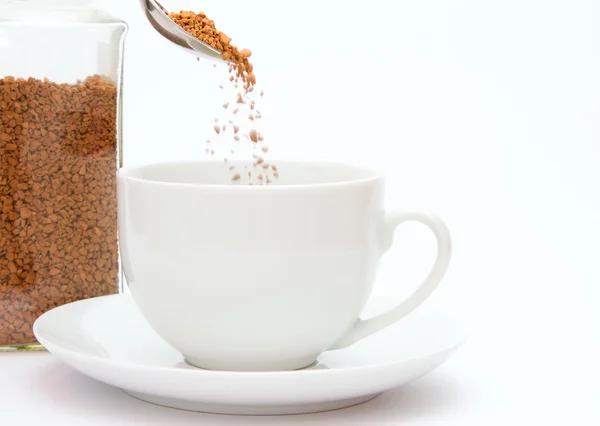 Lepel van koffie korrels te laten vallen in cup — Stockfoto