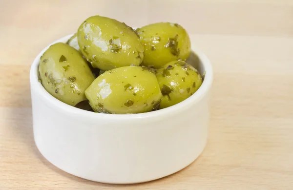 Schüssel grüne Oliven mit Kräuterdressing — Stockfoto