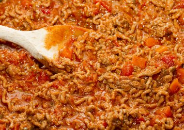 Bolonez soslu tavada pişirme