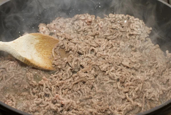 Hackfleisch braun in der Pfanne — Stockfoto