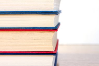 yığın kitap ahşap masa üzerinde görüntü kadar yakın