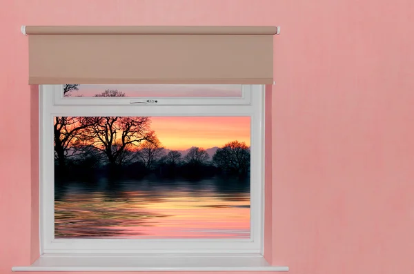 窓からの湖に沈む夕日の眺め — ストック写真