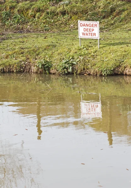 "Gefahr Tiefwasser" -Schild am Seeufer — Stockfoto