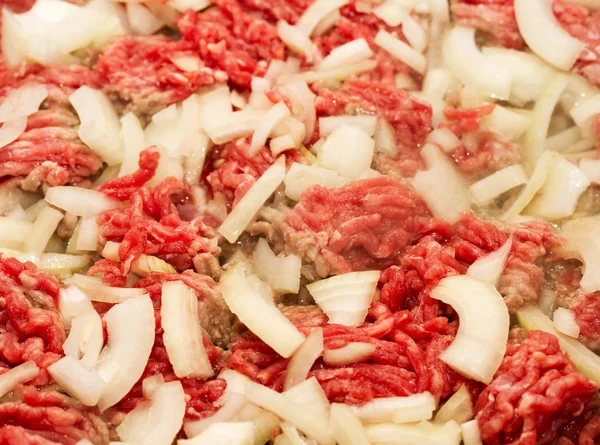 Mielonej wołowiny i cebuli brązowienia na patelni — Zdjęcie stockowe