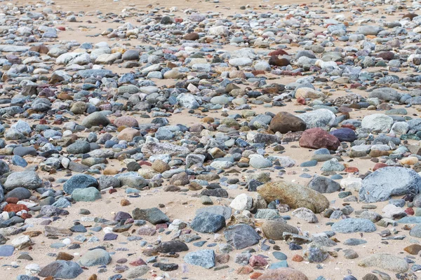 Kieselsteine und Felsen am Strand — Stockfoto