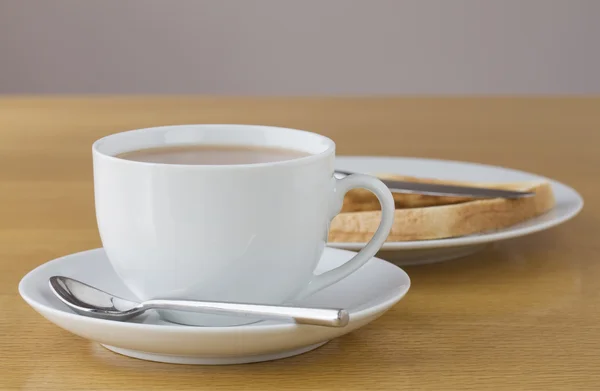 Taza de té con rebanada de pan tostado — Foto de Stock