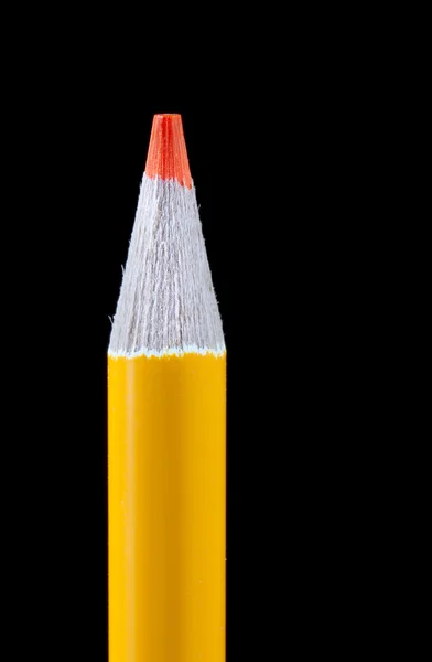 Bliska pojedynczy pomarańczowy ołówek na czarny — Zdjęcie stockowe