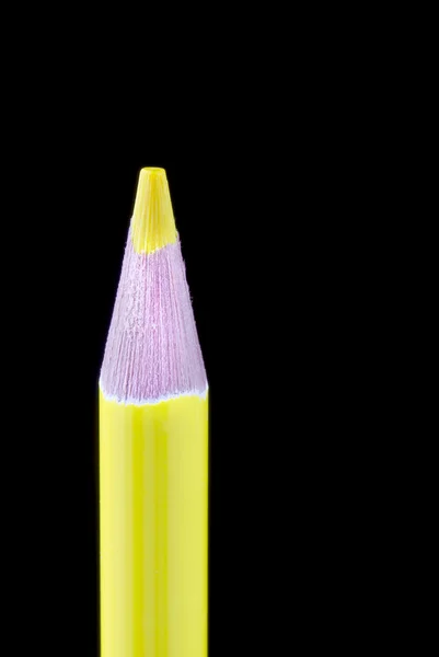 Bliska jeden żółty ołówek na czarny — Zdjęcie stockowe