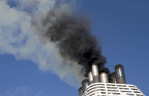 Воронка корабля излучает черный дым Стоковое Фото