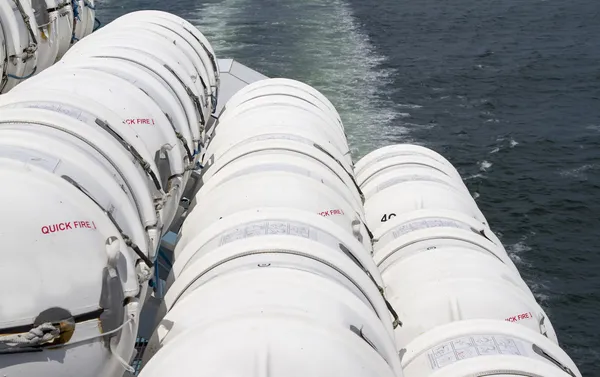 Jangadas salva-vidas de emergência em um navio de cruzeiro — Fotografia de Stock