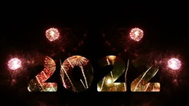 4 bin. 2022 yılının havai fişeksiz döngüsü. Yeni yıl arifesi kutlamaları. Gökyüzünde gerçek altın havai fişek festivali.